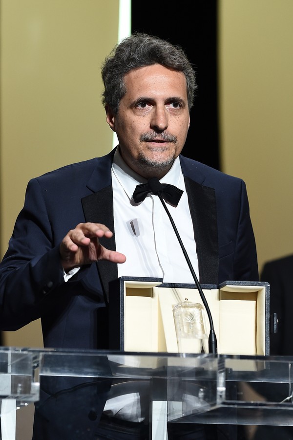 CANNES, FRANCE - MAY 25: Kleber Mendonça Filho  receives the Jury Prize award for "Bacurau" during the Closing Ceremony of the 72nd annual Cannes Film Festival on May 25, 2019 in Cannes, France. (Photo by Pascal Le Segretain/Getty Images) (Foto: Getty Images)