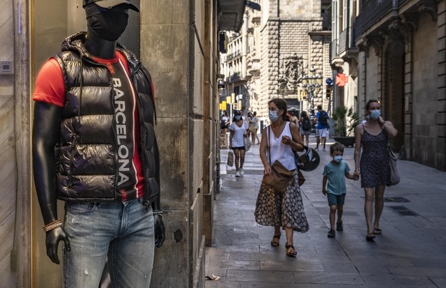 BARCELONA, CATALONIA, SPAIN - 2020/07/21: A mannequin wearing a shirt with the word Barcelona in the shopping area of carrer Portaferissa during the coronavirus pandemic.Due to the scale of outbreaks of Covid 19 that Barcelona and its metropolitan area s (Foto: SOPA Images/LightRocket via Gett)