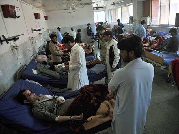 Feridos são tratados em um hospital de Peshawar (Foto: Hasham Ahmed / AFP Photo)