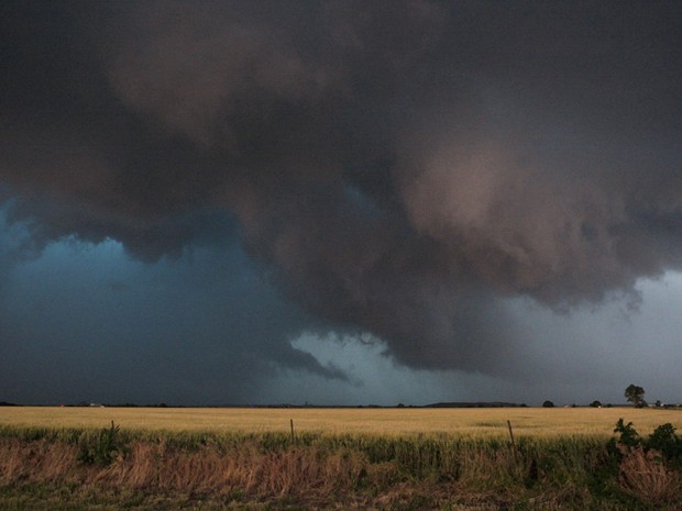 Nuvens negras eram vistas na região de El Paso, em Oklahoma, nesta sexta-feira (1º)  (Foto: Bill Waugh/Reuters)