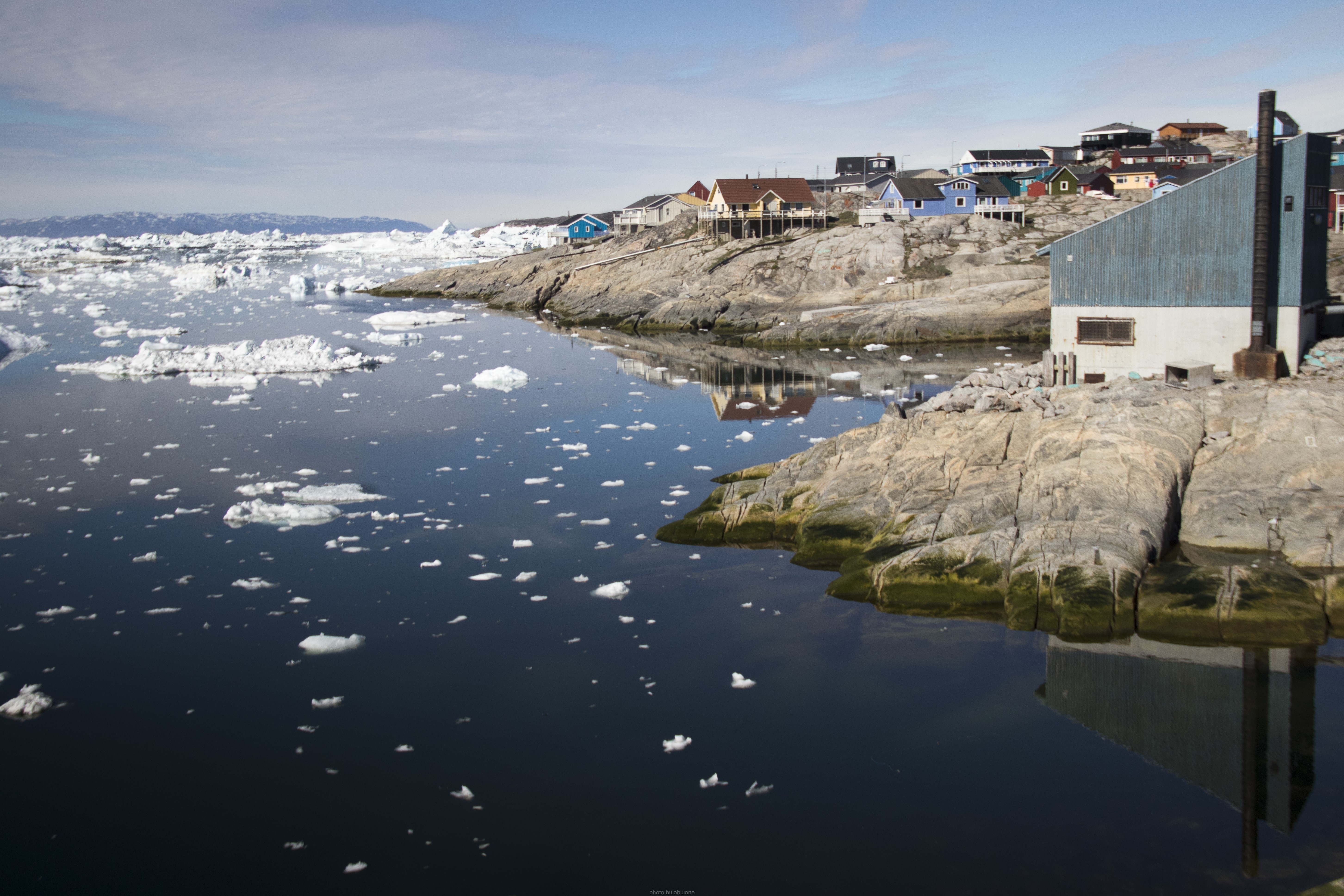 Imagem panorâmica de uma das costas da Groelândia com indícios de degelo  (Foto: Wikimedia Commons)