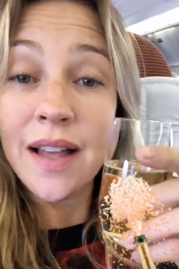 Luana Piovani viaja com ex-marido e toma champanhe no avião (Foto: Reprodução/Instagram)