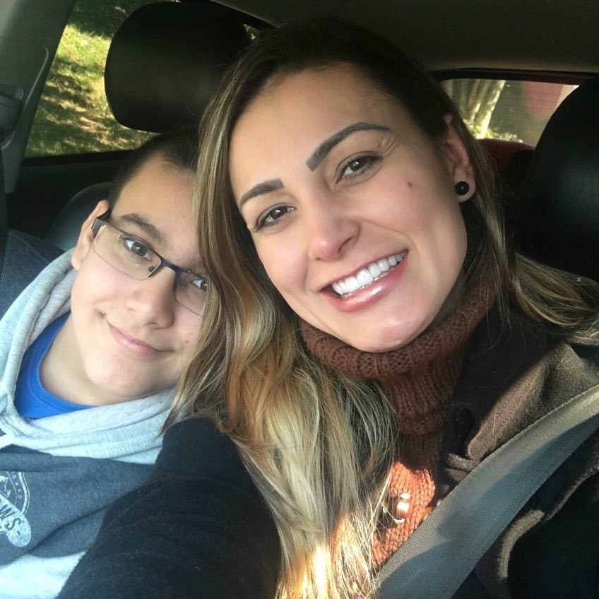 Andressa Urach posa sorridente com o filho para mandar ...