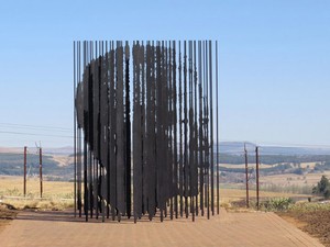 Escultura no Nelson Mandela Capture Site, local onde o líder foi capturado antes de ser preso (Foto: Anesh Debiky / AFP)