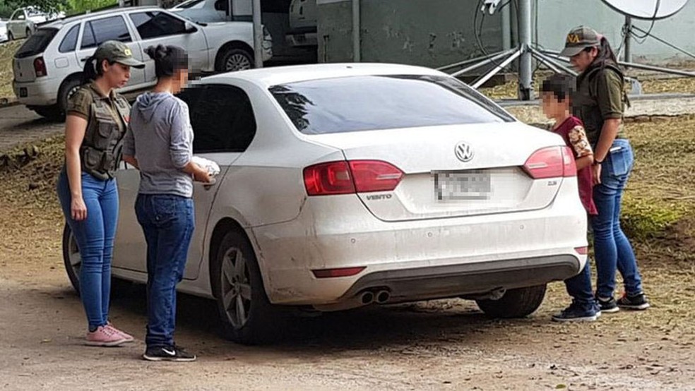 Mulher e o filho foram encontrados 'em condiÃ§Ãµes extremamente precÃ¡rias' pela polÃ­cia no sul da BolÃ­via â Foto: PolÃ­cia argentina/BBC