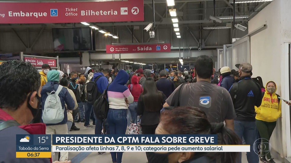 Passageiros se acumulam na entrada da estação Franco da Rocha, da linha 7-Rubi da CPTM, nesta quinta (15) — Foto: Reprodução/TV Globo
