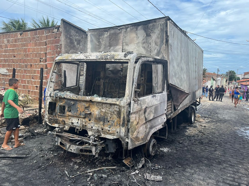 Caminhão incendiado no bairro da Redinha, em Natal no dia 16 de março. — Foto: Vinícius Marinho/Inter TV Cabugi