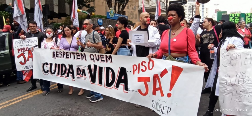 Ato realizado em São Paulo contra veto do STF ao piso salarial da enfermagem — Foto: Cecília Figueiredo/Sindsep