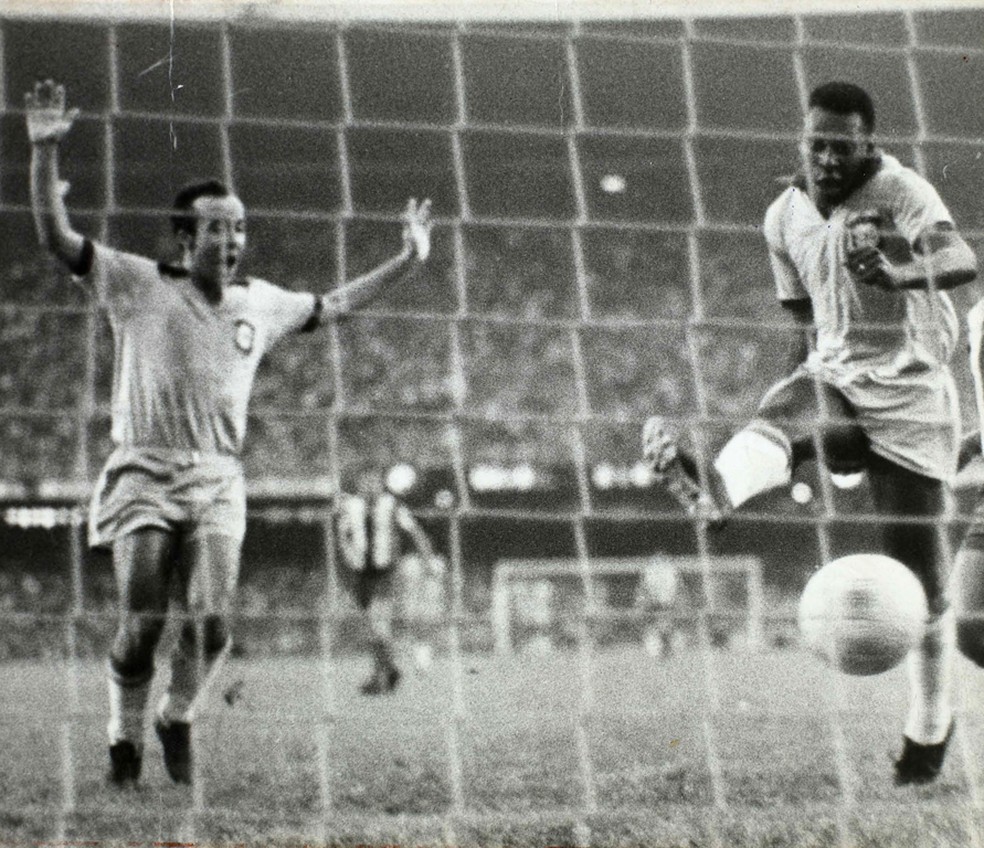 Pelé faz o gol sobre o Paraguai no maior público do Maracanã — Foto: Correio da Manhã