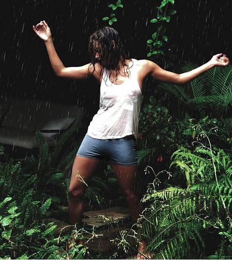 A atriz Halle Berry dançando na chuva (Foto: Instagram)