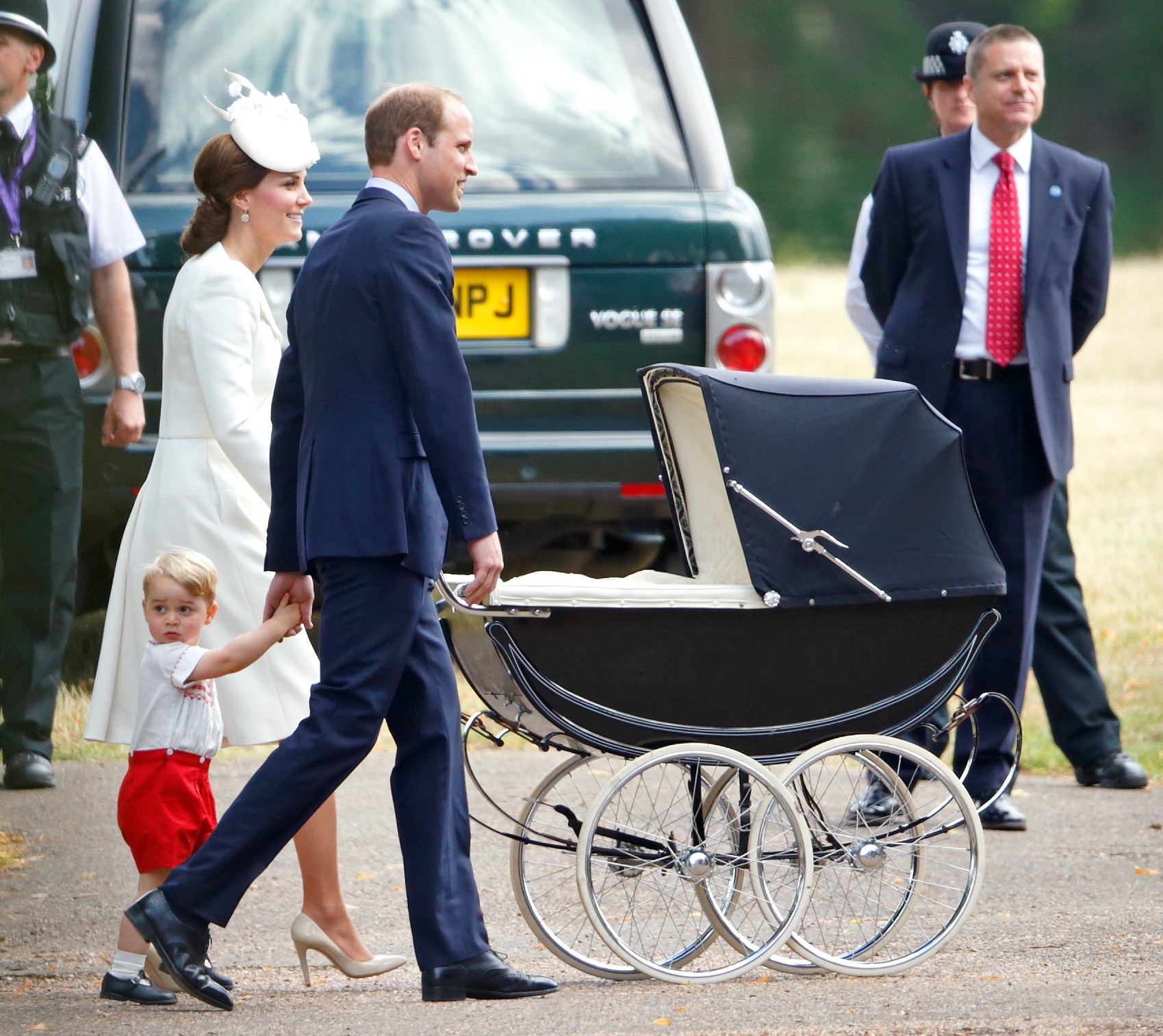 Kate Middleton com o Príncipe William e o Príncipe George em um passeio com o carrinho antigo habitualmente utilizando por mebros da realeza, transportando a Princesa Charlotte em foto de 2015 (Foto: Getty Images)