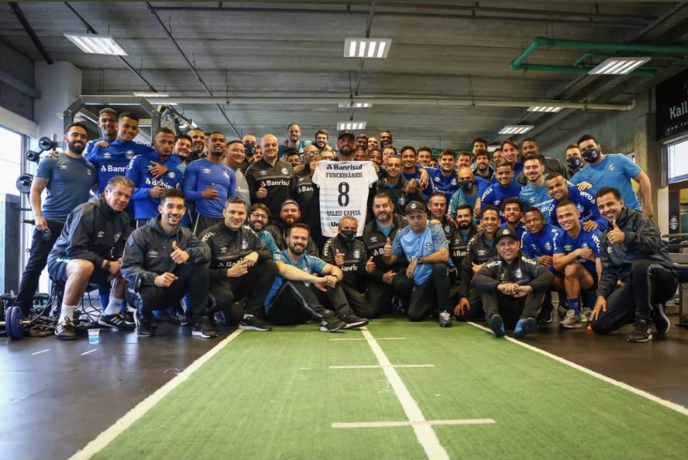 Maicon se despede de jogadores e funcionários do Grêmio em visita e recebe homenagem