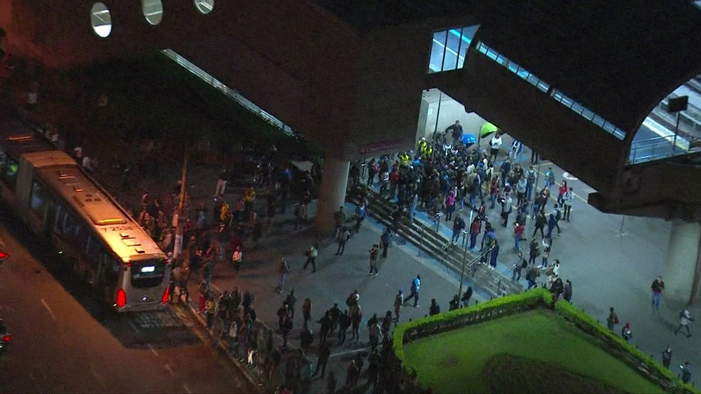 Passageiros não conseguem embarcar em trecho da linha 5-Lilás após falha em rede elétrica — Foto: Reprodução TV Globo