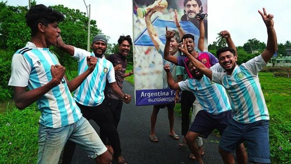 Torcedores indianos da Argentina comemorando a vitória da seleção sul-americana na Copa América de 2021 — Foto: Getty Images via BBC