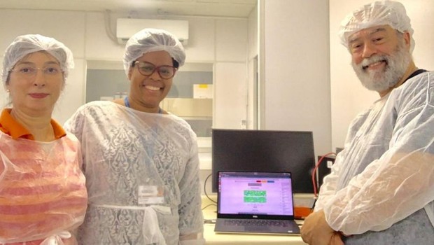 BBC- Claudia Gonçalves, Jaqueline Goes e Claudio Sacchi, parte da equipe brasileira que conseguiu sequenciar genoma de coronavírus em aproximadamente 48 horas após confirmação de diagnóstico (Foto: Arquivo pessoal via BBC News Brasil)
