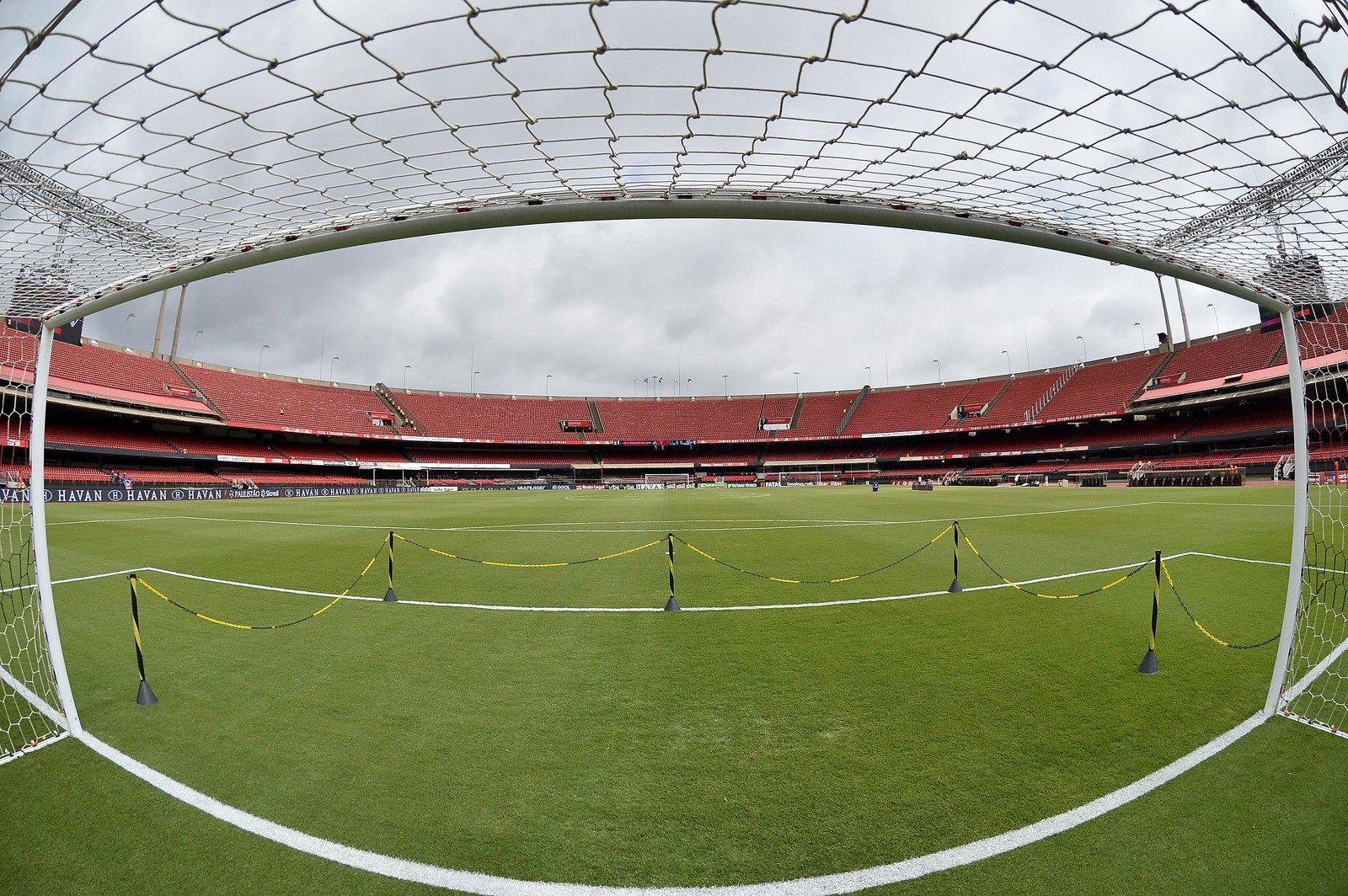 [COMENTE]: Portões fechados é a medida certa? Alguns torcedores pedem o adiamento dos jogos