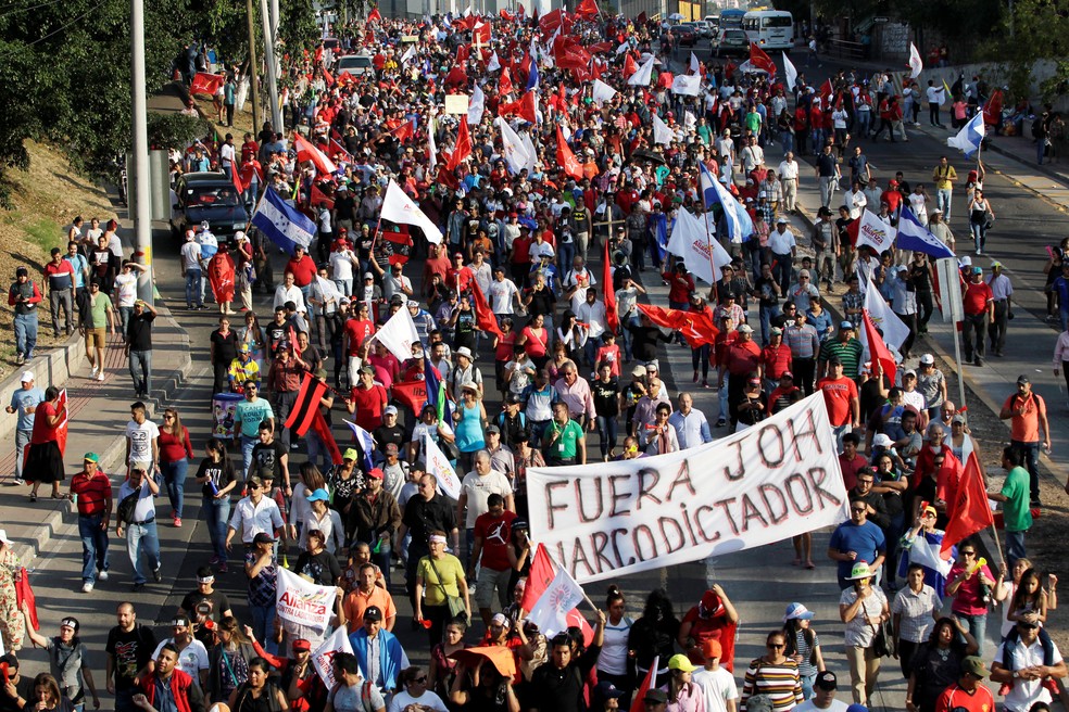 Pelo 20 pessoas ficaram feridas durante protesto em Tegucigalpa, em Honduras, nesta sexta-feira (12) (Foto: REUTERS/Jorge Cabrera)