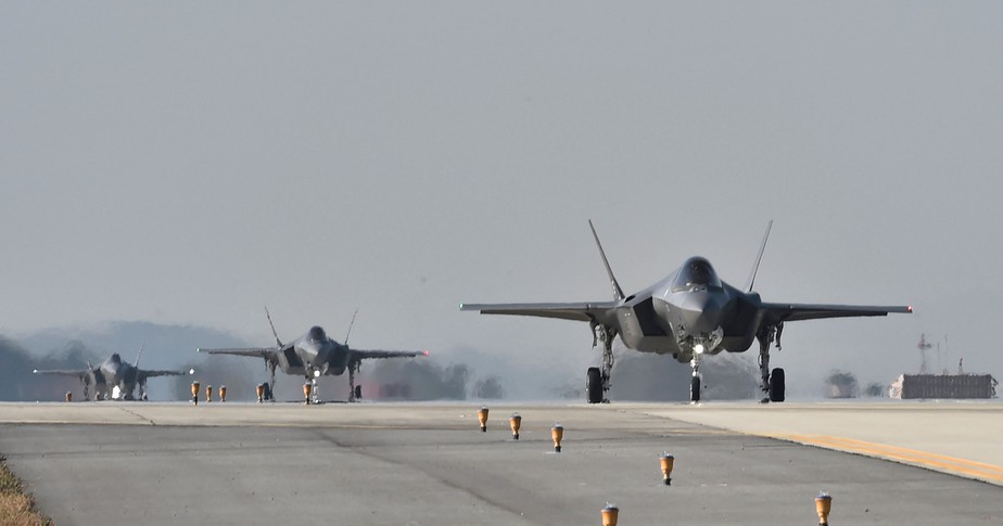 Caças F-35A da Coreia do Sul na pista da Base Aérea de Gunsan