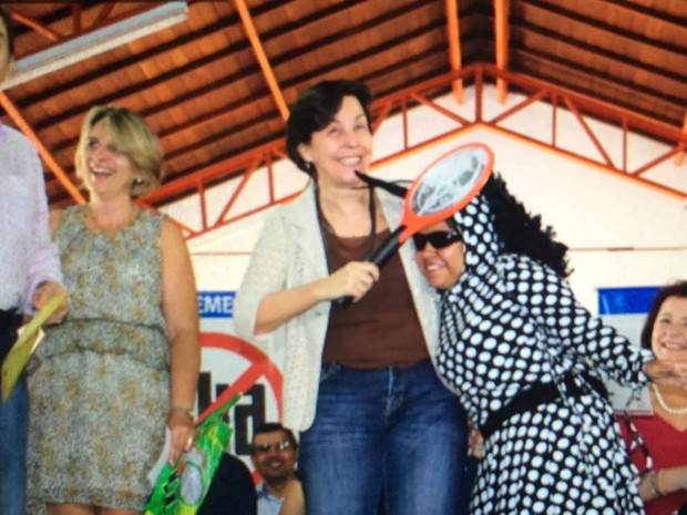 Ministra Tereza Campello dá raquetada no Aedes aegypti durante visita a escola em MS (Foto: Gabriela Pavão/G1 MS)