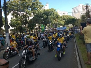 Manifestação abril Dilma Juiz de Fora (Foto: Roberta Oliveira/G1)
