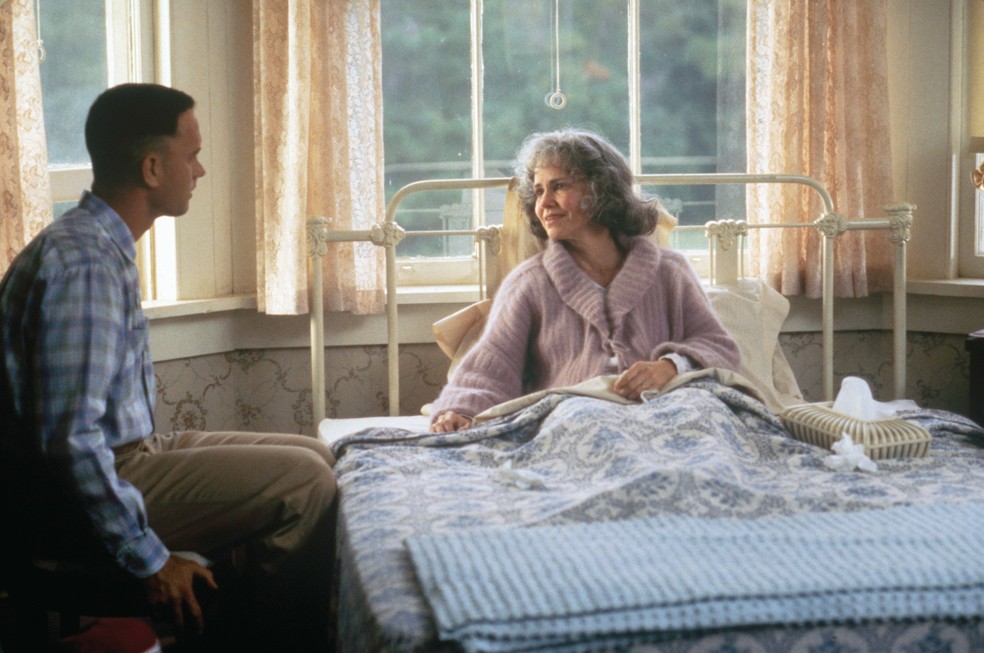 O ingênuo contador de histórias Forrest Gump tem como maior inspiração sua mãe, a Sra. Gump — Foto: Reprodução/IMDb