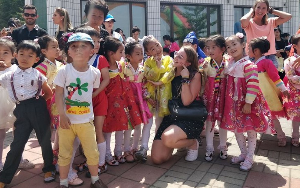 Zoe Stephens com crianças norte-coreanas durante a comemoração de um Dia das Crianças — Foto: Reprodução/Instagram/Zoe Stephens