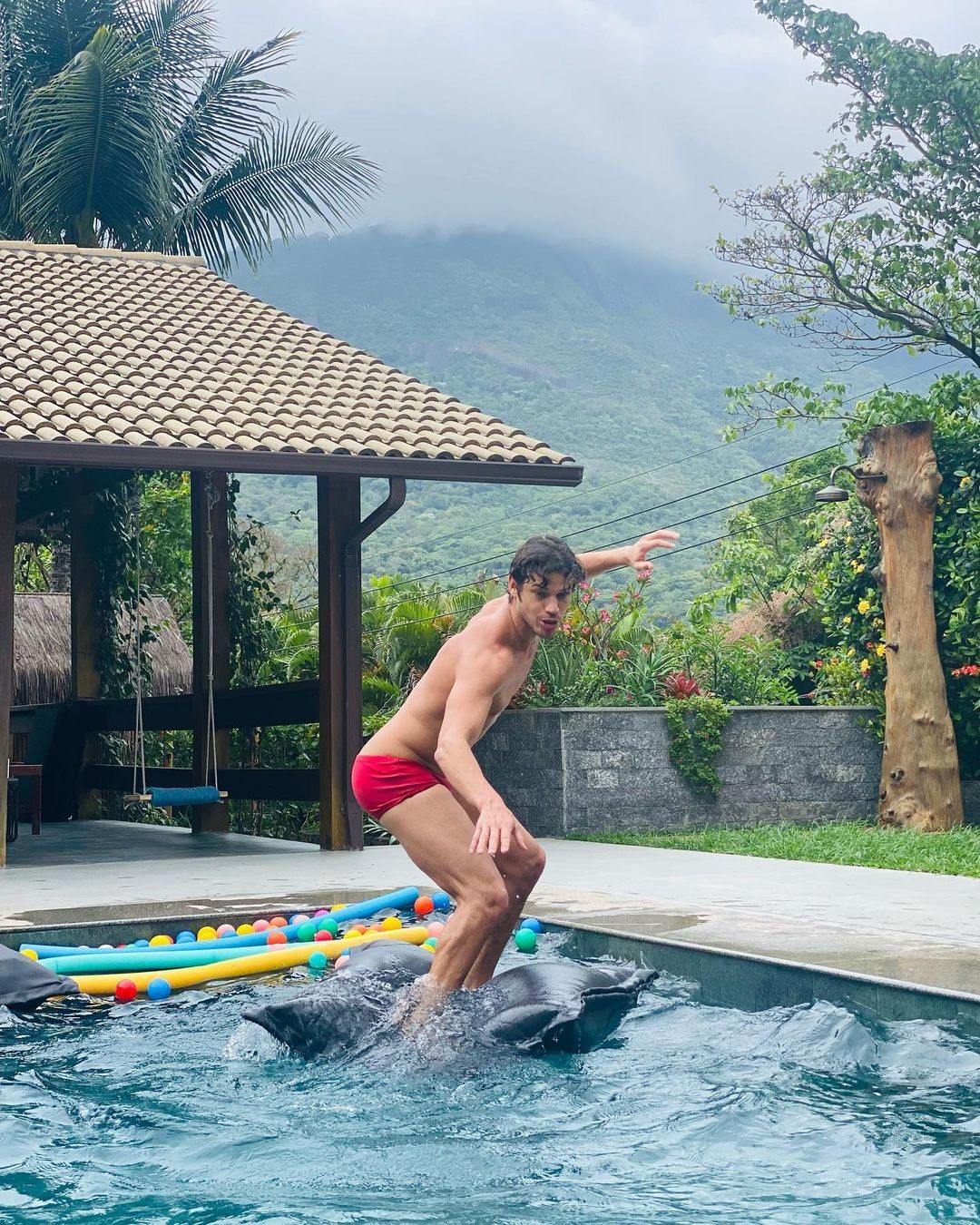 José Loreto surfa em piscina com boia (Foto: Reprodução/Instagram)