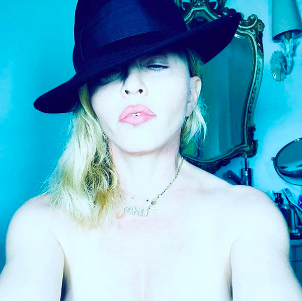 A foto de topless compartilhada pela cantora Madonna (Foto: Instagram)