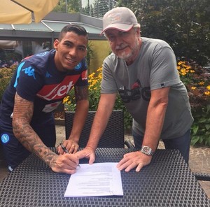 Allan assina contrato com o Napoli (Foto: Reprodução / Twitter)