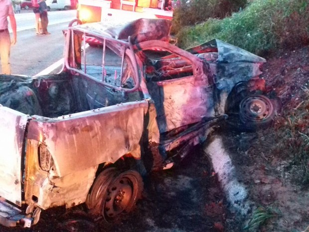 Depois de bater em um caminhão, o carro de Anselmo atingiu um barranco e pegou fogo (Foto: Divulgação/PRF)