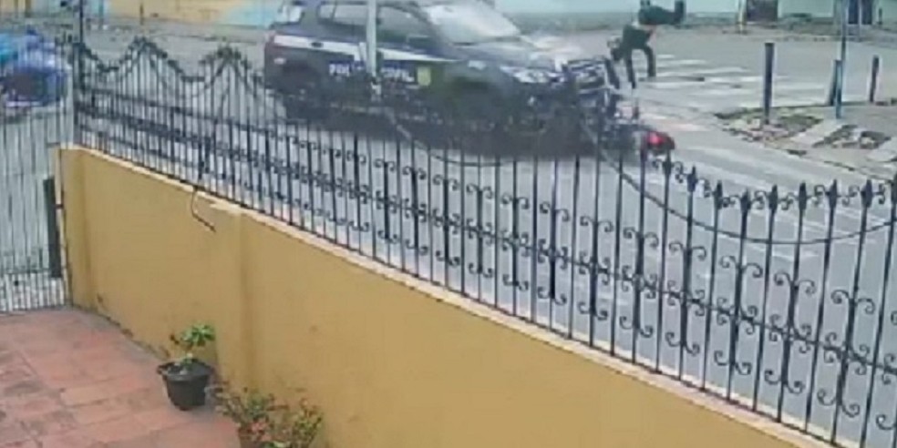 Veículo da polícia atropela e mata motociclista em Fortaleza — Foto: Reprodução