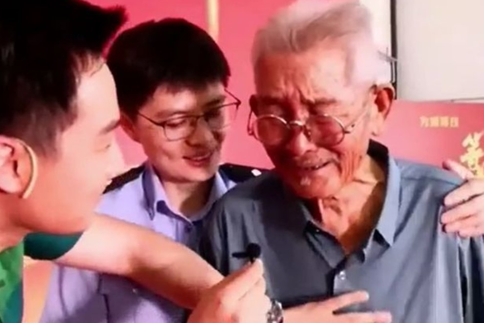 Depois de 58 anos, pai encontra filho sequestrado em estação de trem na China (Foto: Reprodução/YouTube)