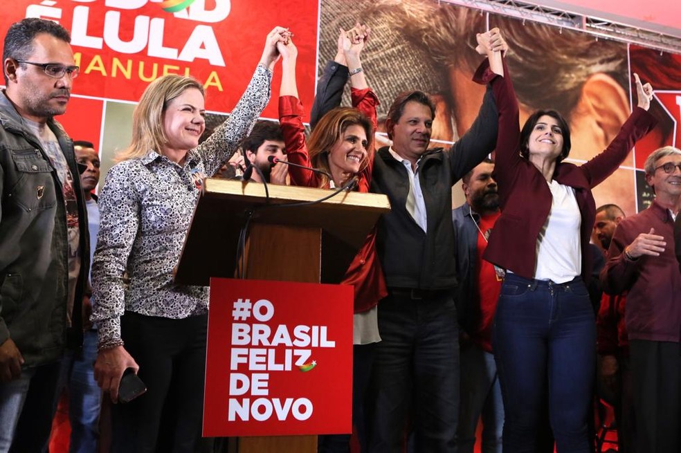 O candidato do PT à Presidência, Fernando Haddad, comemora ida ao segundo turno ao lado de aliados  — Foto: Celso Tavares/G1 