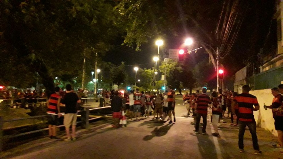 Confusão entre torcedores nos arredores do Maracanã (Foto: Bruno Giufrida)