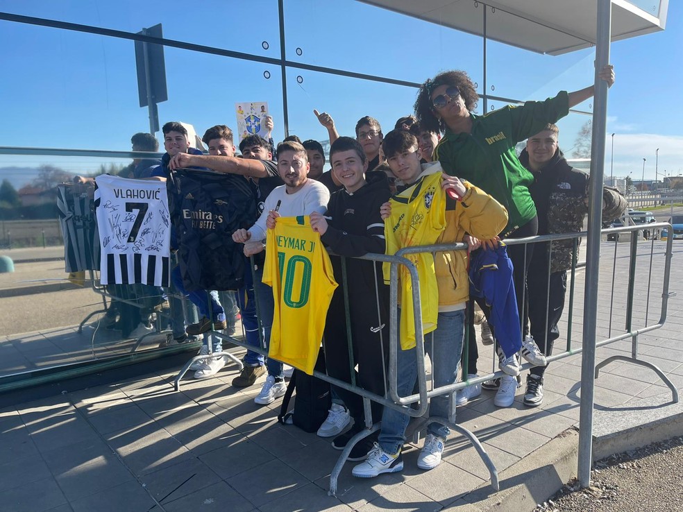 Torcedores esperam pela seleção brasileira no terminal de embarque em Turim — Foto: Marcelo Courrege