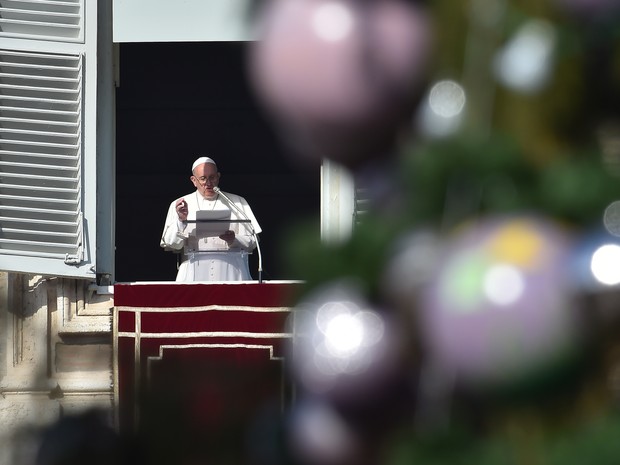 O Papa Francisco fala a fiéis na Praça São Pedro neste domingo (27) no Vaticano (Foto: Vincenzo Pinto/AFP)