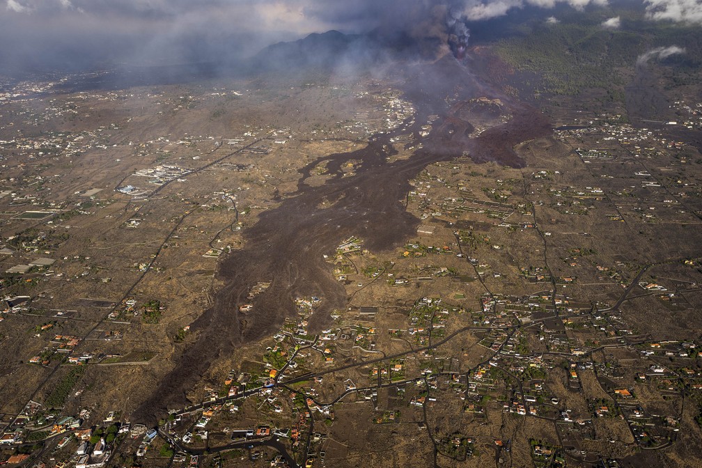 Lava da erupção do vulcão na ilha de La Palma nas Canárias, Espanha, nesta quinta-feira (23) — Foto: Emilio Morenatti/Pool/AFP