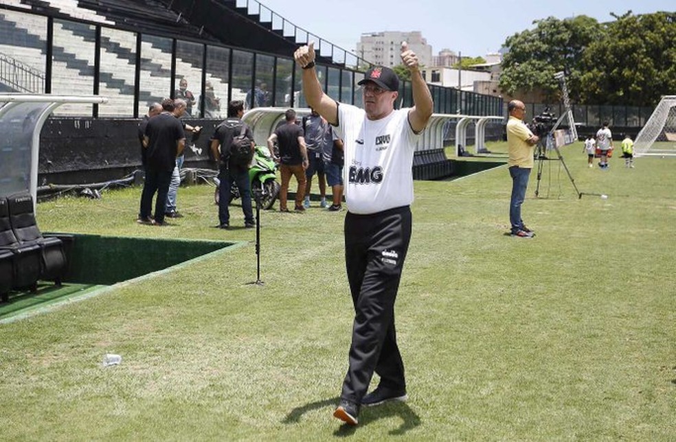 Vanderlei Luxemburgo acena para a torcida durante treino do Vasco � Foto: Rafael Ribeiro / Vasco