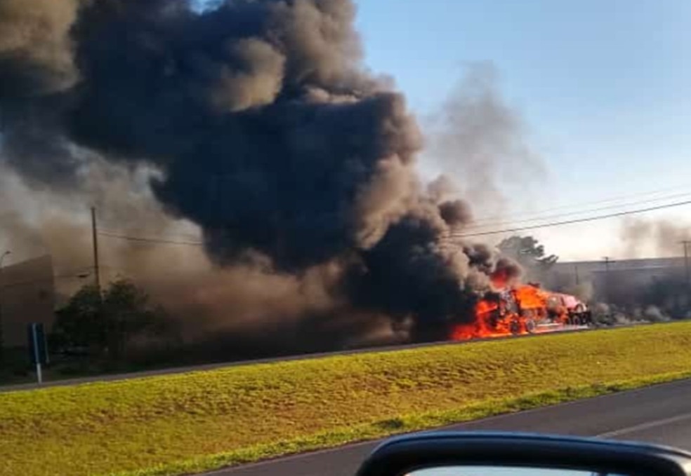 Caminhão pegou fogo no acostamento da rodovia Washington Luís, em Mirassol (SP) — Foto: Arquivo pessoal