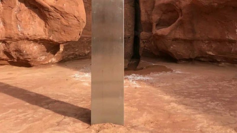 Autoridades investigam a origem da estrutura metálica — Foto: Departamento de Segurança Pública de Utah/BBC