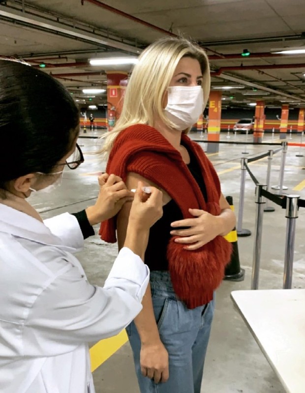 Iris Stefanelli é vacinada contra a Covid-19 (Foto: Reprodução/Instagram e Rodrigo Adão/AgNews)
