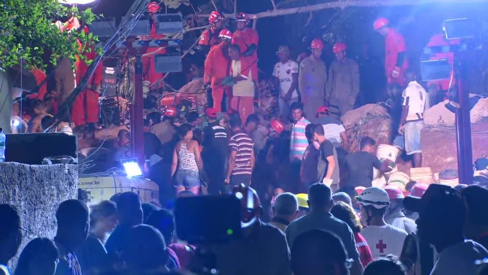 Voluntários ajudam bombeiros na busca por sobreviventes em desabamento de Niterói — Foto: TV Globo