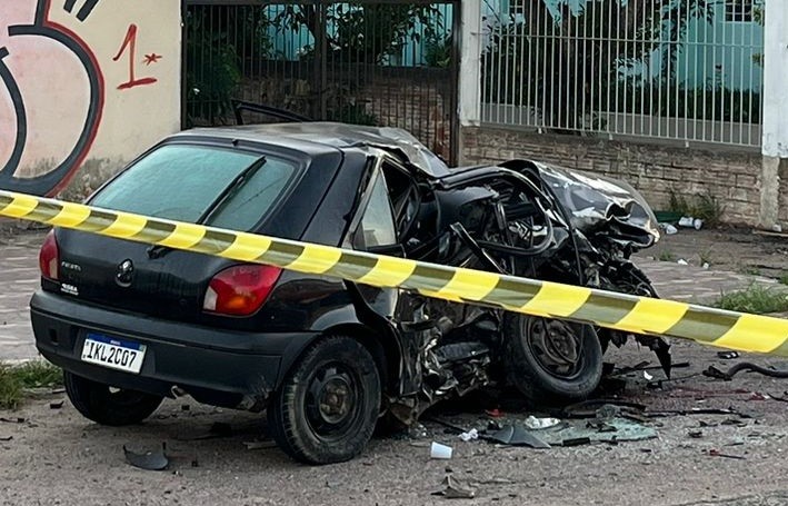 Motorista e pedestre morrem após colisão entre dois carros em Gravataí