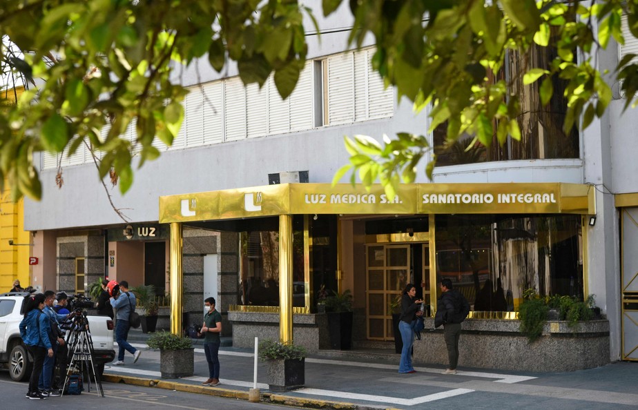 Polícia é fotografada na frente da clínica da província de Tucumán, na Argentina, onde surto de legionella foi constatado.