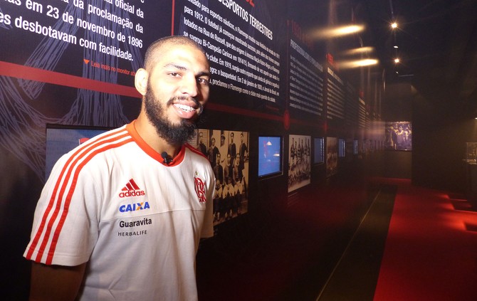 Catequizado pelo avô, Wallace abre almanaque de encantamento pelo Fla