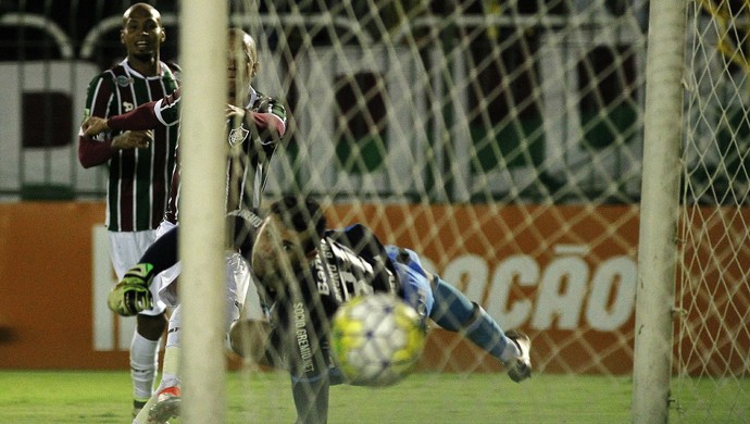 Marcos Junior marca para o Fluminense diante do Grêmio (Foto:  NELSON PEREZ/FLUMINENSE F.C.)