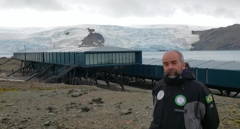 Cientista Paulo Câmara, da UnB em frente a Estação Antártica Comandante Ferraz — Foto: Reprodução/GloboNews