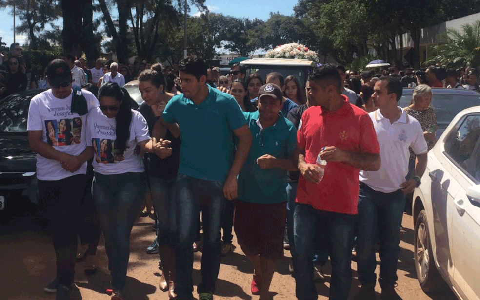 Amigos e parentes acompanham o sepultamento de Jessyka, morta pelo ex-namorado, um PM do Distrito Federal,  (Foto: Rita Yoshimine/TV Globo)