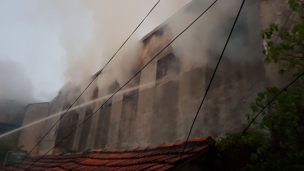 Incêndio atinge empresa de papelão desde das 18h desta terça-feira (19) (Foto: Corpo de Bombeiros SP/Reprodução)