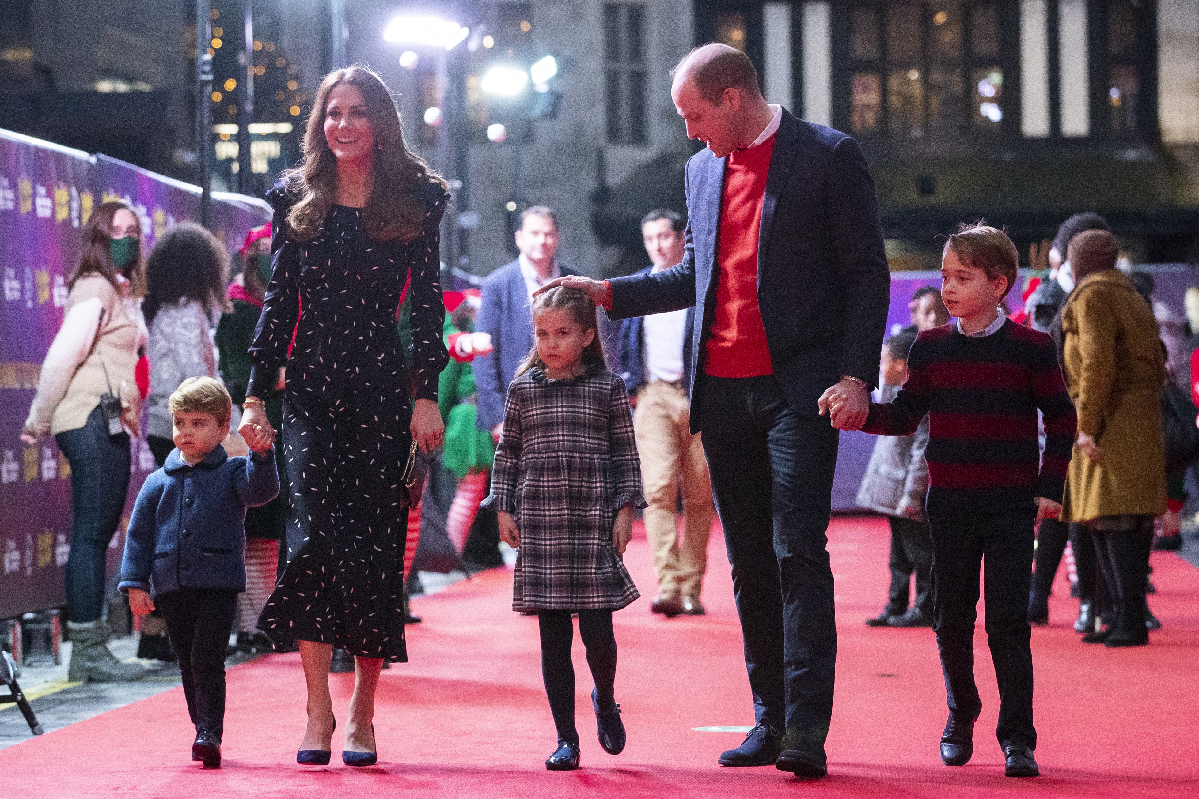 Príncipe William, duque de Cambridge, Catherine, duquesa de Cambridge, e seus filhos, o príncipe Louis, a princesa Charlotte e o príncipe George, durante uma apresentação especial no Palladium Theatre de Londres (Foto: Getty Images)